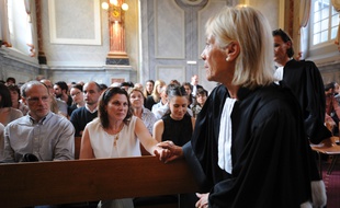 Valerie Lance,la mère d'Alexandre Junca, tient la main de son avocate Pierrette Mazza-Capdevielle.
/ AFP PHOTO / IROZ GAIZKA