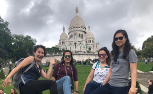 Darya, Lara, Carly et Tiffany, devant le Sacré-Coeur.