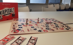 Le plateau du jeu Kapital avec sa boite.