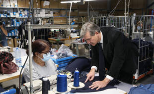 Arnaud Montebourg dans l'entreprise de textile Regain.