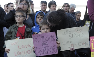 Des pancartes à la mémoire des victimes de l'attentat de Londres lors d'un hommage à Carlisle, dans le nord de l'Angleterre, le 4 juin 2017.
