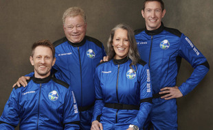 William Shatner (2e à g.), entouré de Chris Boshuizen, Audrey Powers et Glen de Vries, prêts au décollage de Blue Origin.