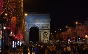 Les platanes des Champs-Elysées ont enfin leurs habits de Noël.