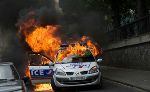 Un véhicule de police incendié le 18 mai 2016 à Paris