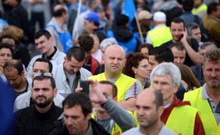 L'annonce jeudi par PSA d'un plan de suppression de 8000 postes au sein du constructeur automobile, constitue "une bombe sociale" mais également un "premier test" pour le gouvernement Ayrault, selon les éditorialistes de la presse nationale et régionale de vendredi.