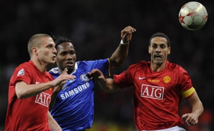 L'attaquant de Chelsea, Didier Drogba (en bleu), cerné par les défenseurs de Manchester United, Nemanja Vidic (à gauche) et Rio Ferdinand, lros de la finale de la Ligue des champions, le 22 mai 2008 à Moscou.
