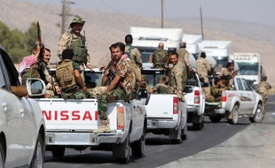 Les Peshmergas irakiens avancent en direction du barrage de Mossoul repris aux jihadistes de l'Etat islamique (EI) le 17 août 2014, dans le nord de l'Irak