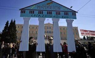 La majorité des Grecs sont toujours attachés à "la perspective européenne" de leur pays, malgré les mesures d'austérité imposées par l'UE et le FMI, qui ont suscité de nouvelles manifestations dimanche à Athènes à la veille d'une réunion cruciale de la zone euro.