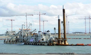 Plusieurs fois reporté, le chantier du terminal méthanier de Dunkerque, deuxième plus gros projet industriel de France qui doit permettre à EDF de se renforcer sur le marché du gaz, a été lancé vendredi par son PDG Henri Proglio.