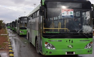 Un des bus qui doivent permettre l'évacuation des civils d'Alep, le 14 décembre 2016