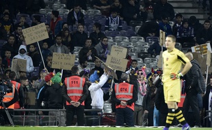 Des supporters du TFC chambrent leur équipe lors du match de Ligue 1 contre le Gazélec Ajaccio, le 20 février 2016 à Toulouse.