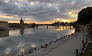 Les berges de la Garonne à Toulouse en soirée (illustration).