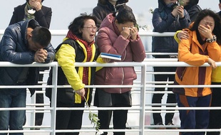 Un an après, des familles des victimes se rendent sur les lieux du naufrage du ferry qui a fait 304 morts en Corée du Sud, le 15 avril 2015.