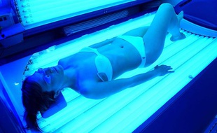 Une cabine de bronzage.