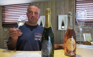 Thierry Martin, viticulteur à Gorges, élabore deux sortes de vins mousseux.