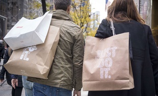 Un homme et une femme font du shopping.