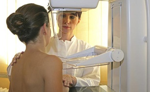 Une femme passe une mammographie.