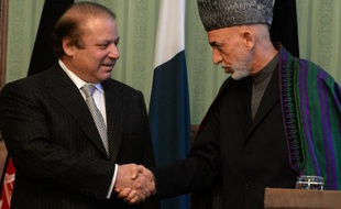 Le Premier ministre pakistanais Nawaz Sharif s'est engagé samedi à Kaboul à apporter "toute l'aide possible" pour relancer le processus de paix en Afghanistan et à faciliter une rencontre entre des émissaires afghans et l'ancien numéro 2 des talibans.