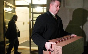 Des enquêteurs du FBI lors d'une perquisition dans un fonds d'investissement à Boston (Etats-Unis) le 22 novembre 2010.