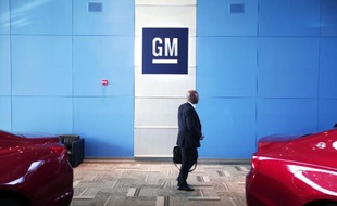 Le logo de General Motors dans le Centre technique du constructeur, le 5 juin 2014, à Warren, dans le Michigan