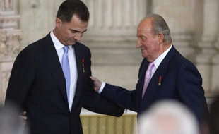 Felipe VI de Bourbon et Juan Carlos le 18 juin 2014 à Madrid