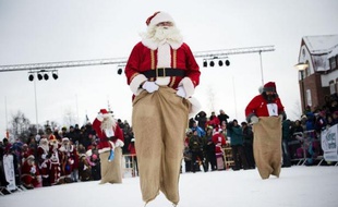 Ambiance de fête dans la petite ville minière suédoise de Gällivare, à 100 kilomètres au nord du cercle polaire: neuf Pères Noël sont venus des quatre coins du monde s'affronter lors d'une compétition sportive inédite, les Jeux d'Hiver du Père Noël.