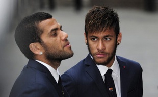 Les Brésiliens du Barça Daniel Alves et Neymar, le 28 avril 2014 à Barcelone.