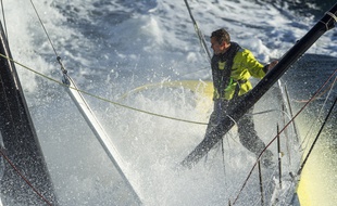 Thomas Ruyant à bord de son bateau