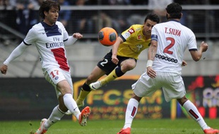 Le Sochalien Sébasrien Corchia entre les joueurs du PSG Maxwell et Thiago Silva, le 27 avril 2014, au stade Bonal.