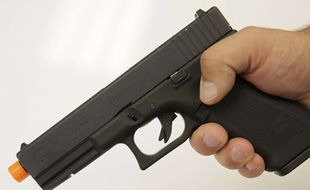 Un pistolet d'airsoft tirant des billes (illustration).