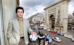 Le fils de Bernard Tapie, Laurent, a lancé un site internet qui doit permettre aux visiteurs de "comprendre l'affaire" de l'arbitrage dont a bénéficié son père et apporter des "preuves écrites, concrètes et incontestables", s'en prenant au passage à une "bande", composée essentiellement de politiciens qui auraient proféré des accusations mensongères.