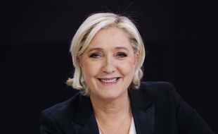 Marine Le Pen, qualifiée pour le second tour de l'élection présidentielle, sur le plateau du JT de France 2, le 24 avril 2017.