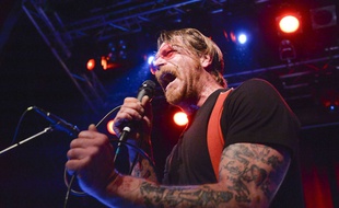 Jesse Hughes des Eagles of Death Metal en concert à Stockholm, en février 2016.