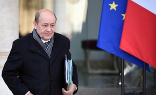 Le ministre de la Défense Jean-Yves Le Drian à la sortie du Conseil des ministres le 4 février 2015 à Paris.