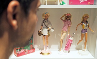L'exposition compte un grand nombre de poupées Barbie