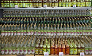 Des boissons nord-coréenne dans un magasin à Pyongyang, le 9 octobre 2011.
