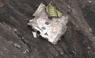 Un débris de l'avion A320 qui s'est écrasé dans les Alpes le 24 mars 2015.