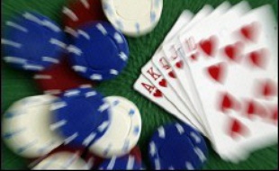Des sociétés de jeux d'argent sur internet ont perdu la moitié de leur valeur lundi à la Bourse de Londres après le vote ce week-end à Washington d'une loi redoutée de longue date, fermant le marché américain à ces groupes qui y faisaient jusqu'alors le plus gros de leurs bénéfices.