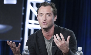 Jude Law assiste, après avoir assisté à la mini-série « The young Pope » avec l'Association des critiques de télévision, le 14 janvier 2017 en Californie.