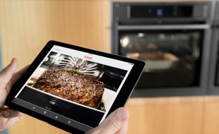 Surveiller la cuisson de son rôti à distance est possible chez AEG.