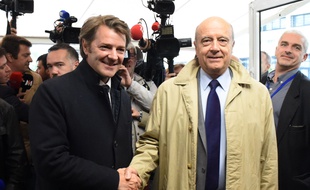 Le maire de Bordeaux a accueilli François Baroin. / AFP PHOTO / MEHDI FEDOUACH