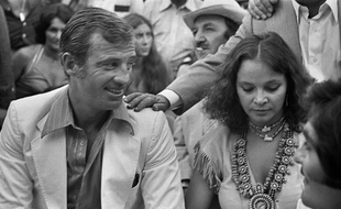 Jean-Paul Belmondo et Laura Antonelli, le 26 juin 1976, à Monaco.