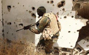 Un membre des forces loyales au gouvernement d'union libyen, près de Benghazi en Libye le 19 avril 2016