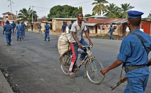 Des policiers burundais dans un quartier de Bujumbura, le 2 juin 2015