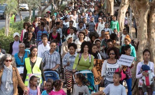Des milliers de femmes africaines accompagnées d'enfants ont manifesté mercredi à Tel-Aviv contre le refus des autorités israéliennes de leur accorder le statut de réfugié.