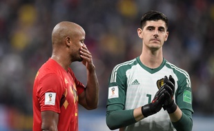 Vincent Kompany (à gauche) et Thibaut Courtois après la défaite de la Belgique face à la France, en demi-finale de la Coupe du monde.