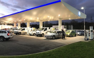 De nombreuses stations-service sont à sec en Bretagne.