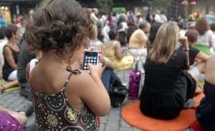 Pour le psychologue Michael Stora, un jeune enfant ne risque pas d'être accro au smartphone, mais encadrer son utilisation permettra d'éviter que des comportements addictifs risquent d'apparaître à l'adolescence.