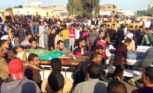 Des victimes de l'attaque du 24 novembre 2017 contre une mosquée du Sinaï en Egypte transportés. Le dernier bilan fait état de 305 morts dont 27 enfants.