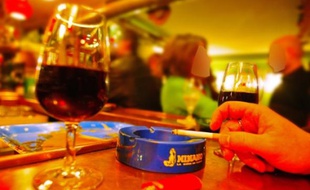 Les patrons de bar que nous avons rencontré laissent souvent les clients fumer pour éviter le bruit à l'extérieur.